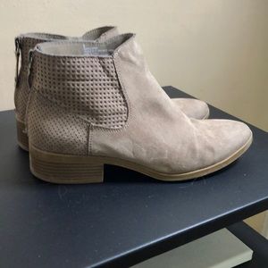 dv taupe ankle booties with zipper detail